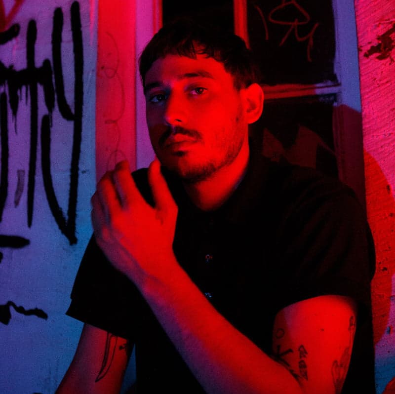 Russell presenta singles de su nuevo trabajo