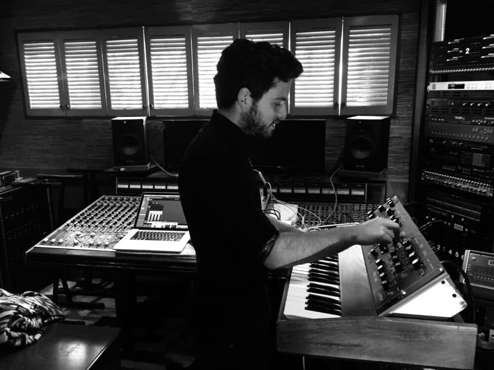 Nico Rosenberg adelanta singles de su álbum Music Hold Us