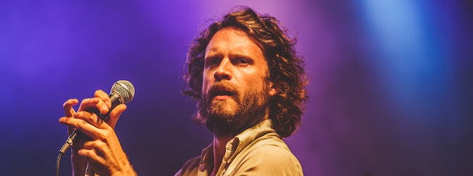 Father John Misty hace cover a “The Suburbs”